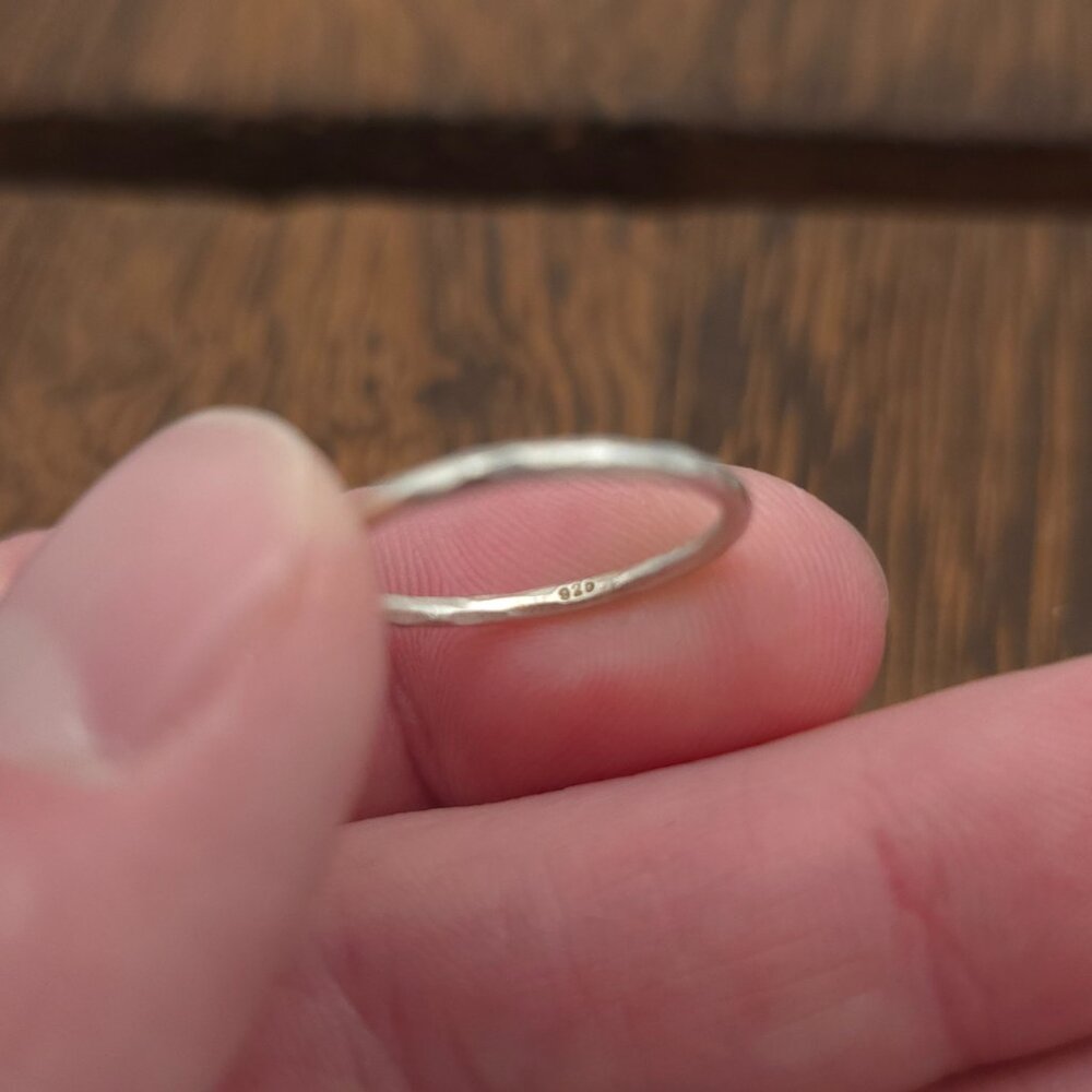 Size 6 925 Sterling Silver Slight Hammered Style Ring A121 - Picture 3 of 6